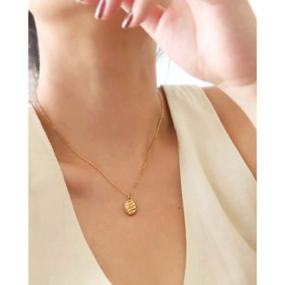 NEW 18K Gold Plated Braided Croissant Necklace - Picture 9 of 14